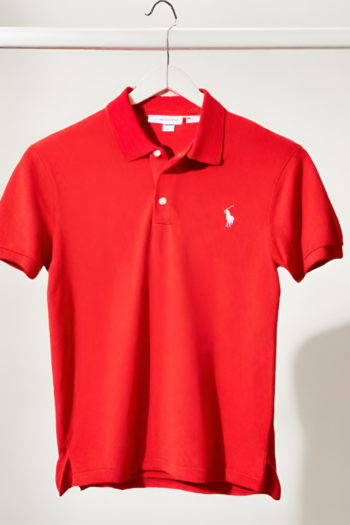 rotes polo shirt
